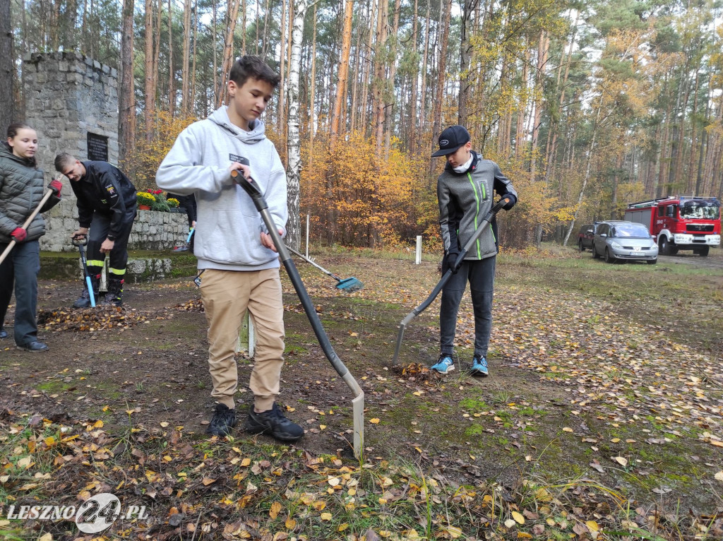 Strażacy uporządkowali pomnik