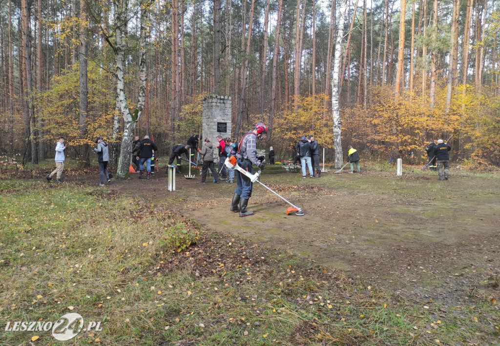 Strażacy uporządkowali pomnik
