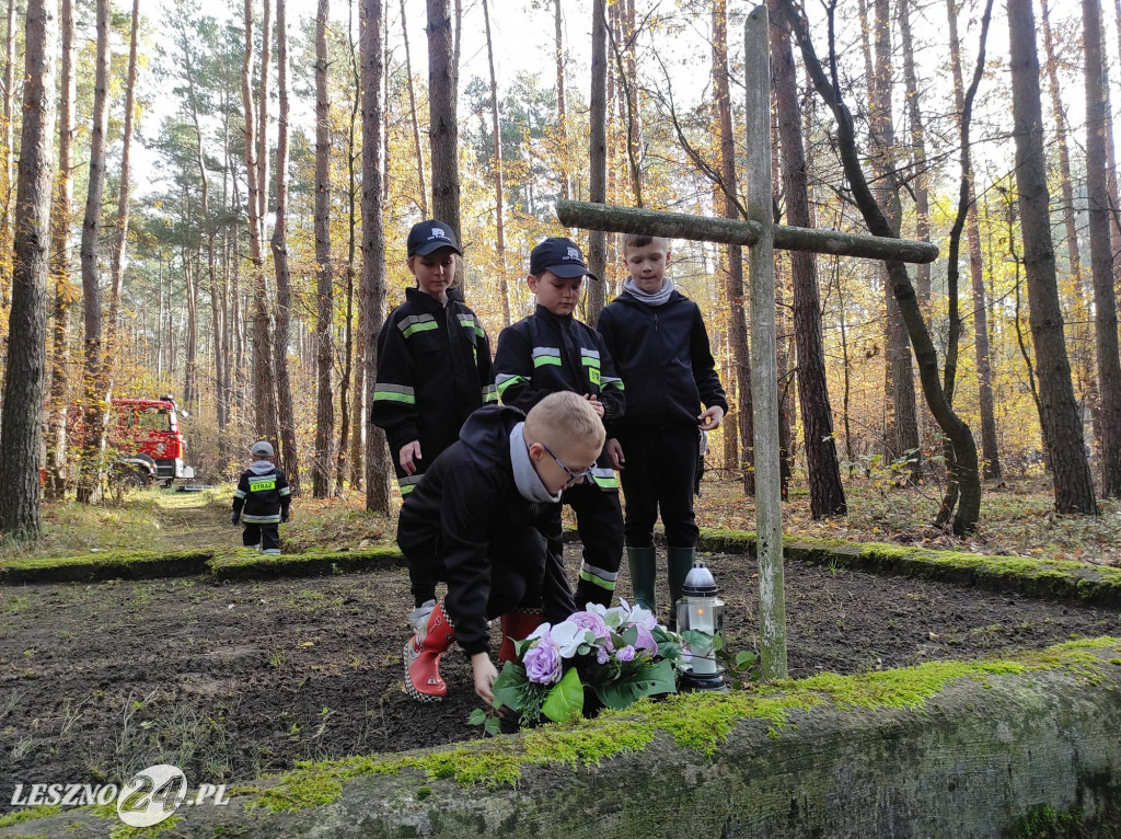 Strażacy uporządkowali pomnik