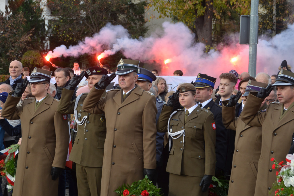Uroczysta zbiórka pod pomnikiem