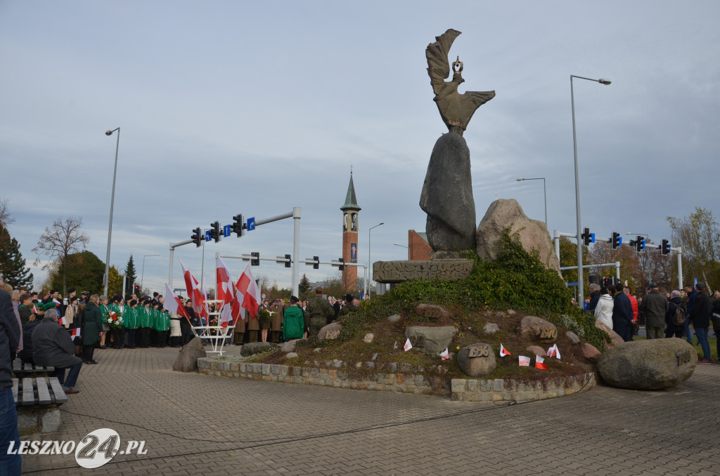 Uroczysta zbiórka pod pomnikiem