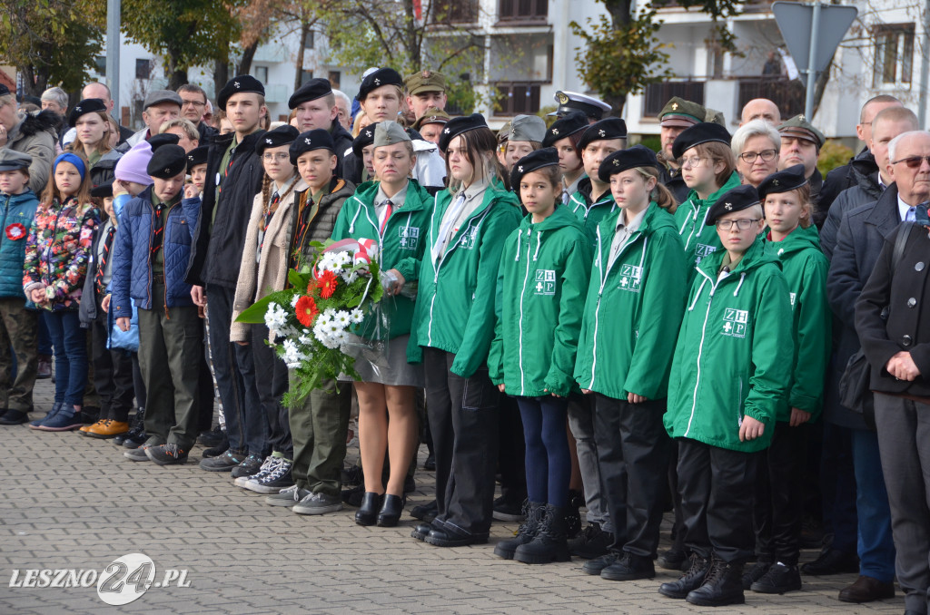 Uroczysta zbiórka pod pomnikiem