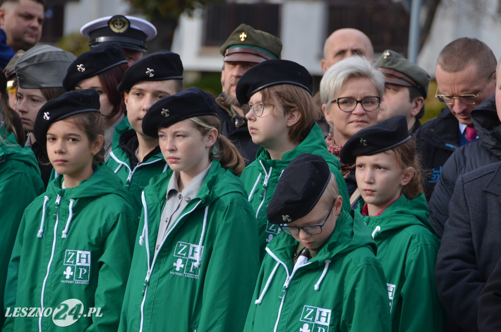 Uroczysta zbiórka pod pomnikiem