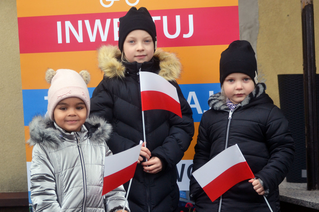 Uroczyste wciągnięcie flagi na maszt
