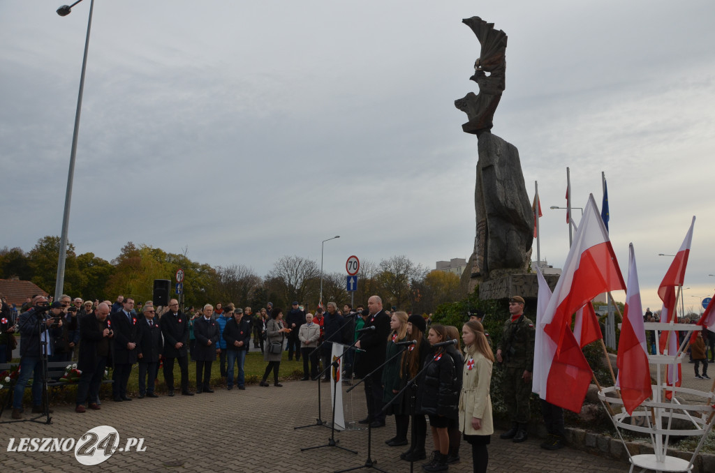 Uroczysta zbiórka pod pomnikiem