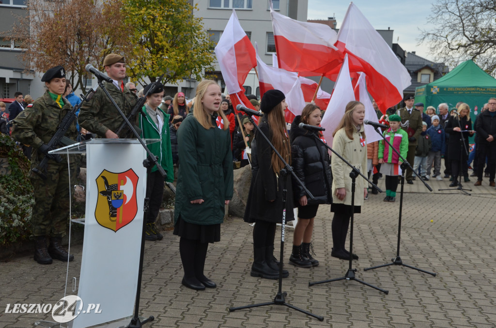 Uroczysta zbiórka pod pomnikiem