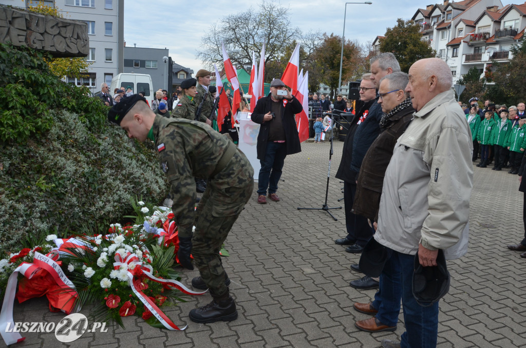 Uroczysta zbiórka pod pomnikiem
