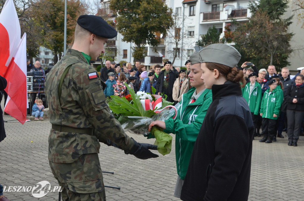 Uroczysta zbiórka pod pomnikiem