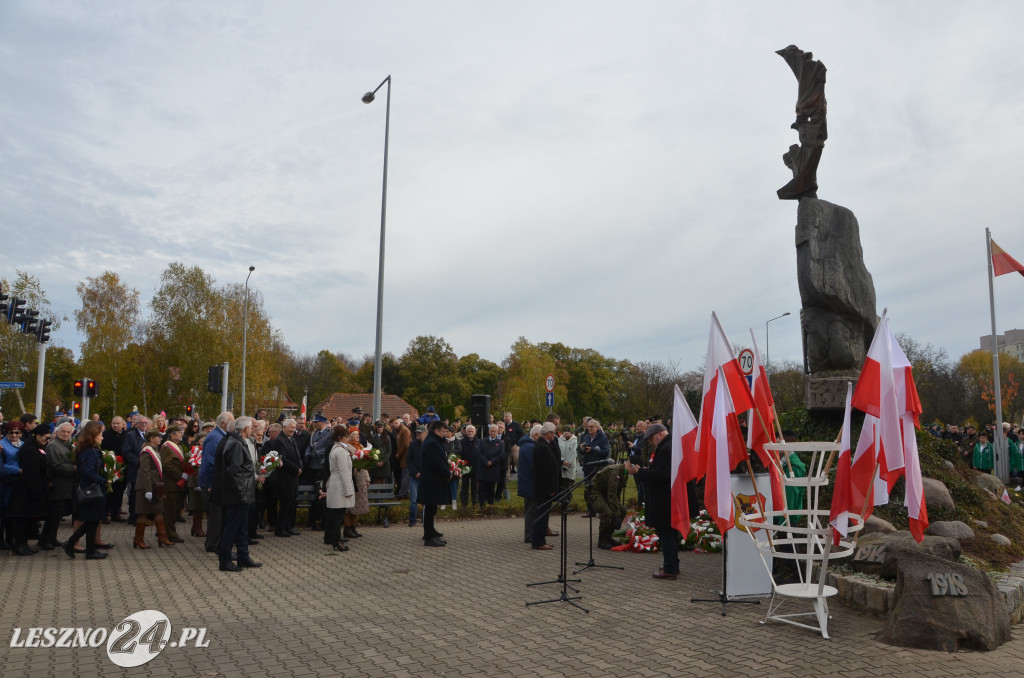 Uroczysta zbiórka pod pomnikiem