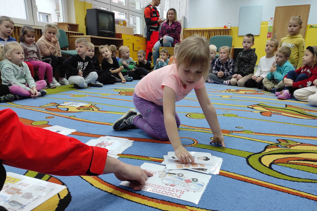 Ratownicy medyczni edukują