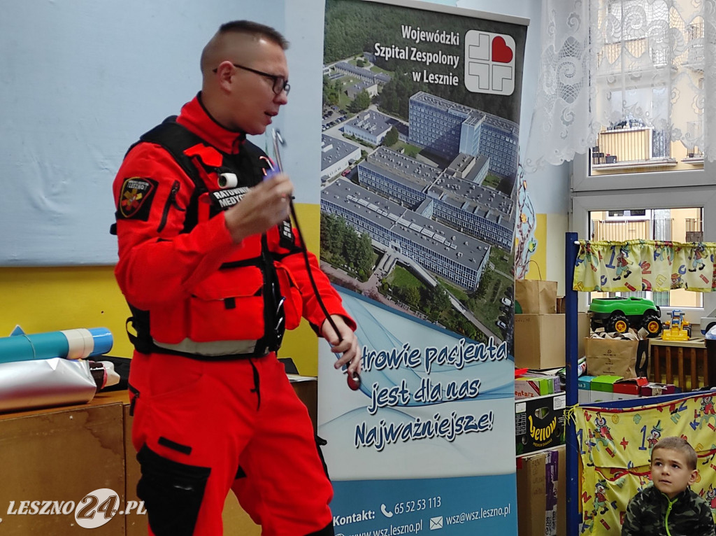 Ratownicy medyczni edukują