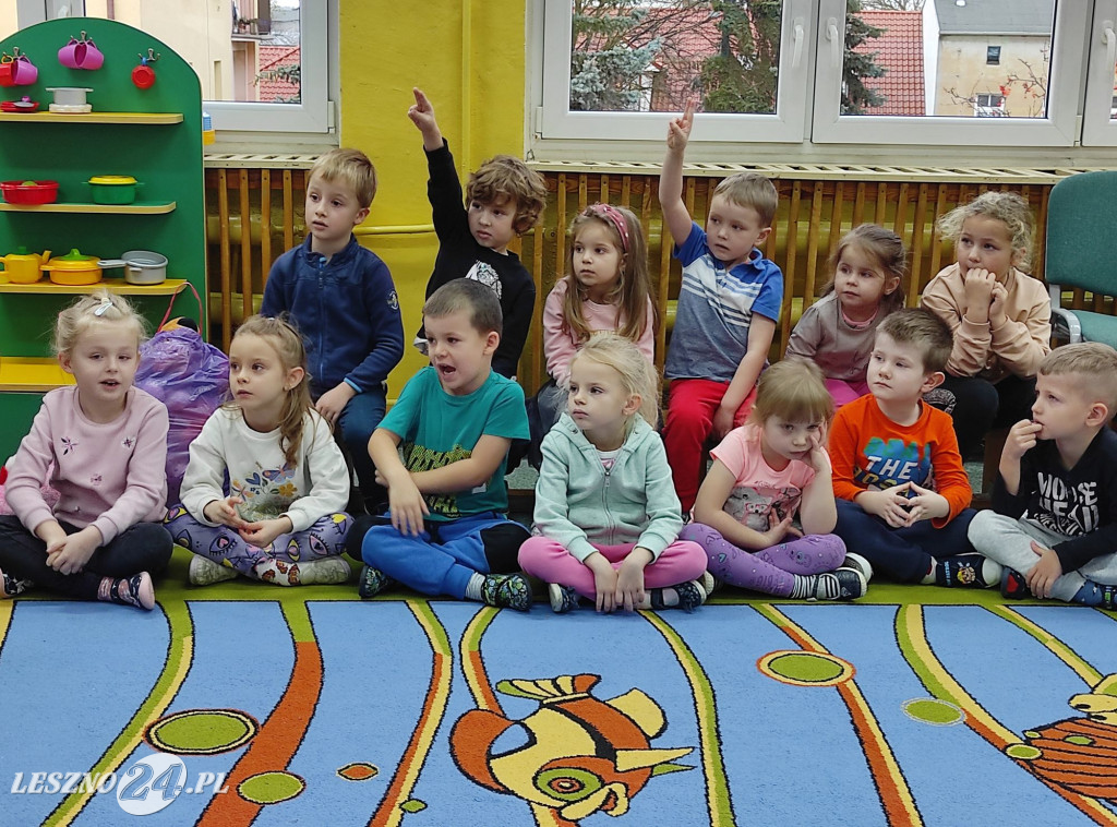 Ratownicy medyczni edukują