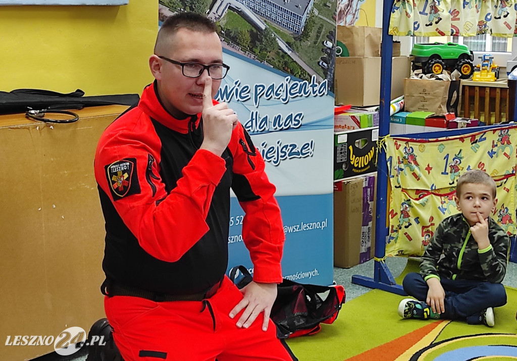 Ratownicy medyczni edukują