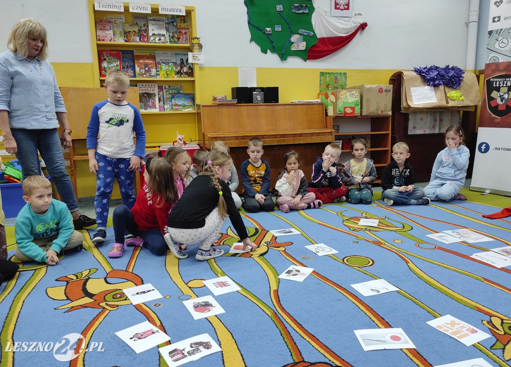 Ratownicy medyczni edukują
