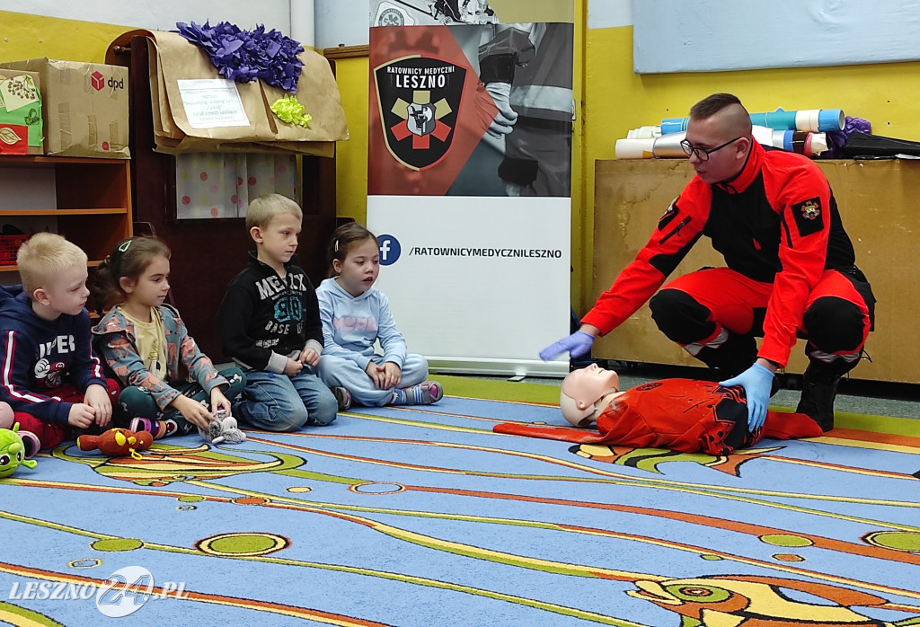 Ratownicy medyczni edukują