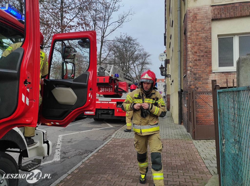 Strażacy w kamienicy przy al. Krasińskiego