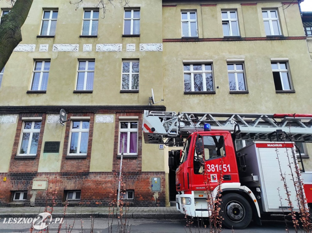 Strażacy w kamienicy przy al. Krasińskiego