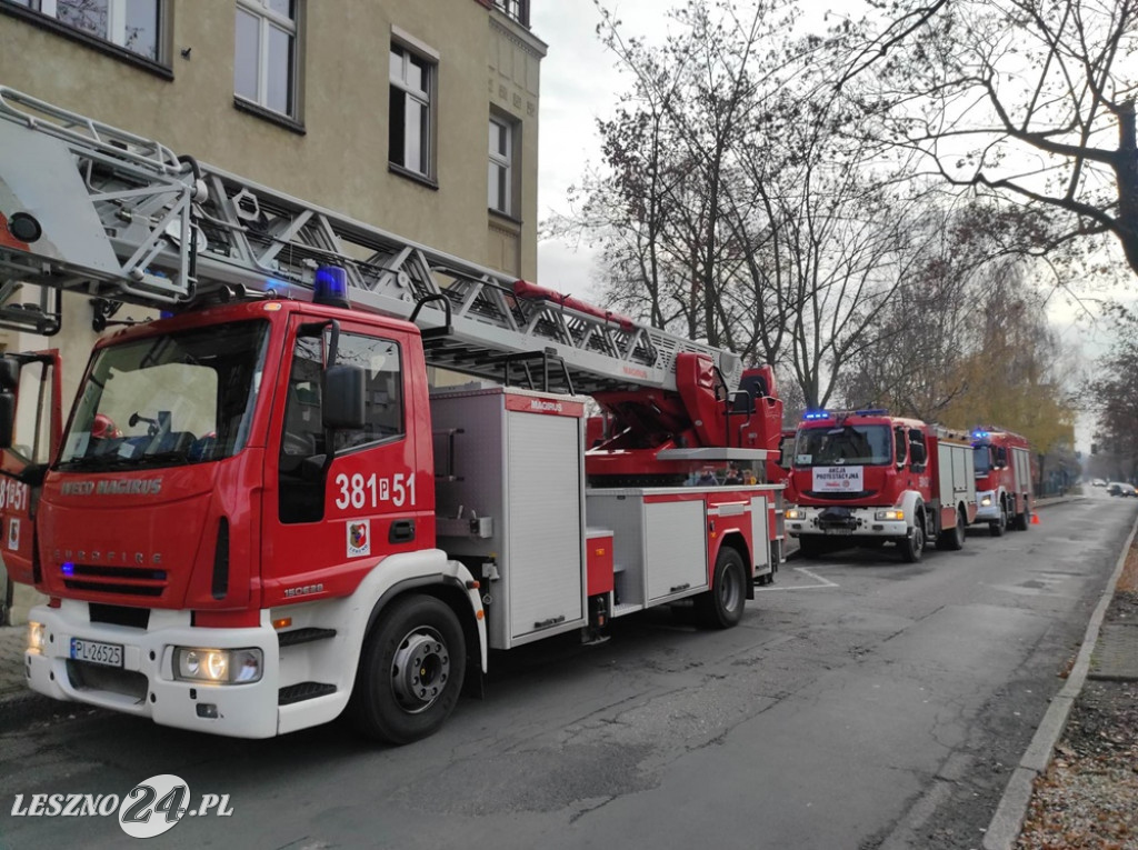 Strażacy w kamienicy przy al. Krasińskiego