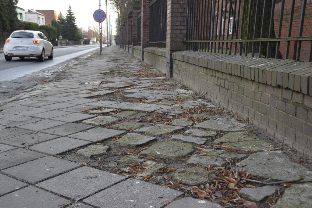 Chodnik na ul. Racławickiej przed remontem