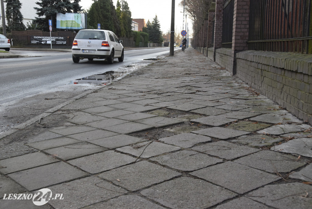 Chodnik na ul. Racławickiej przed remontem