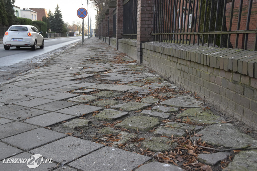 Chodnik na ul. Racławickiej przed remontem