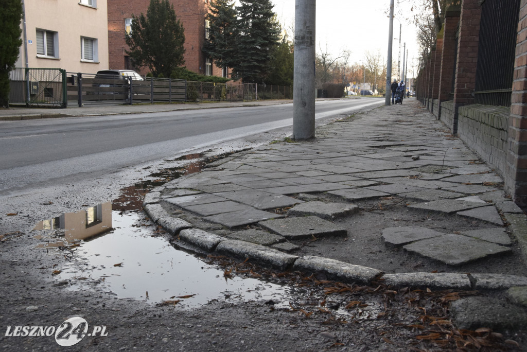 Chodnik na ul. Racławickiej przed remontem