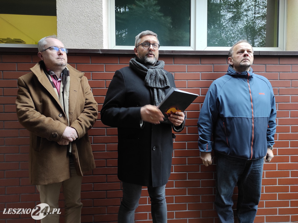 Defibrylator AED na ścianie 