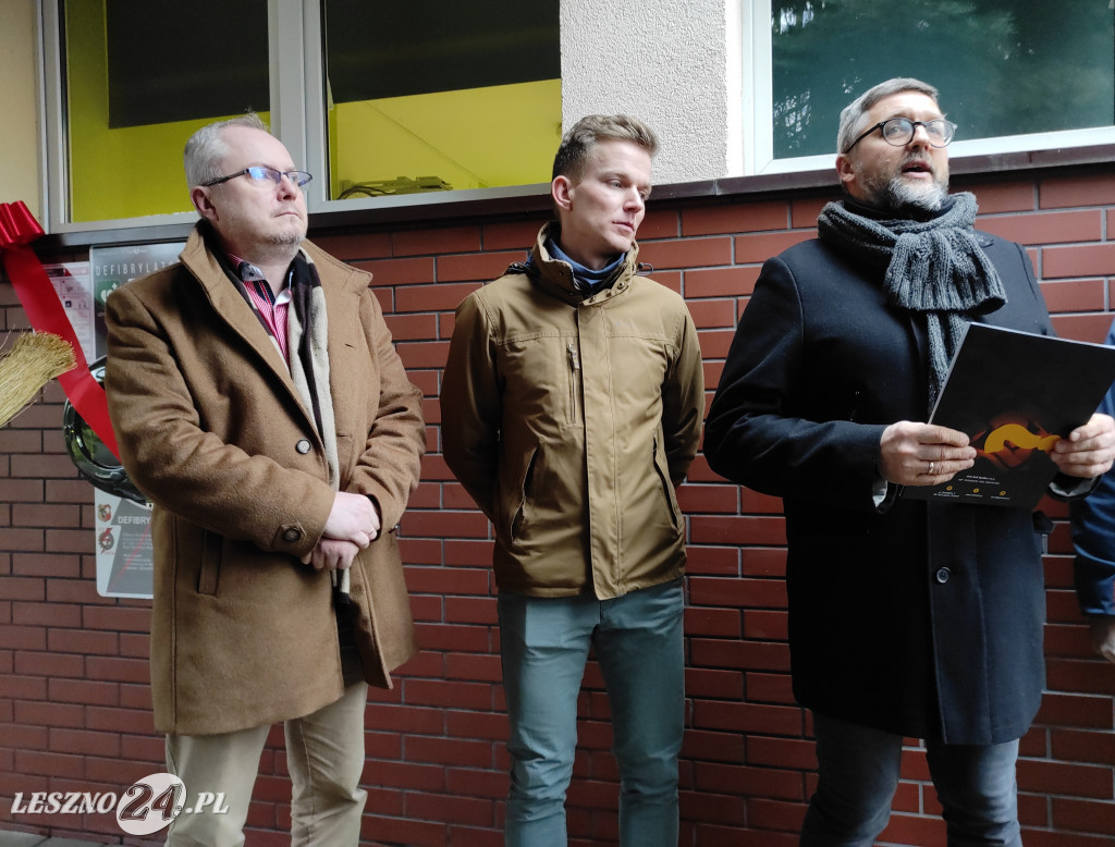Defibrylator AED na ścianie 