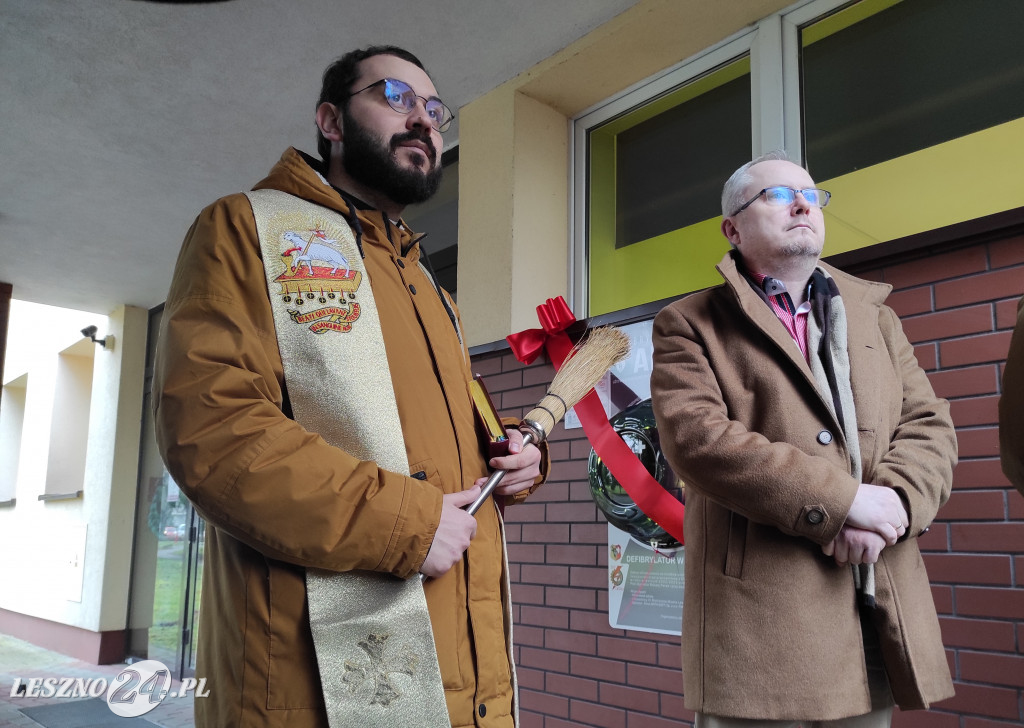 Defibrylator AED na ścianie 