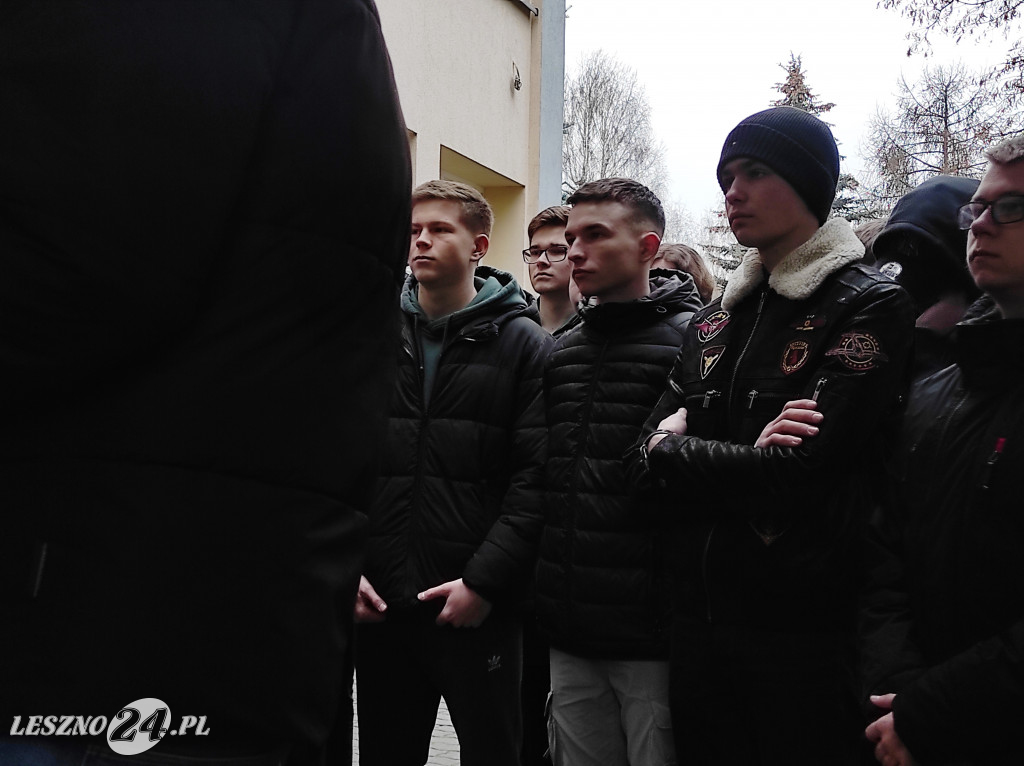 Defibrylator AED na ścianie 