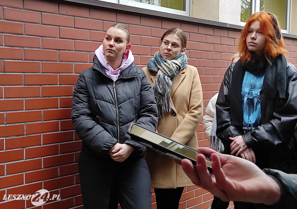Defibrylator AED na ścianie 