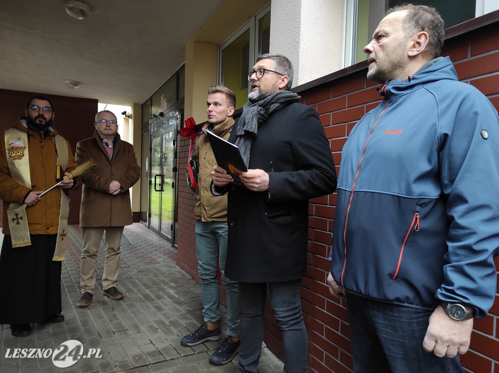 Defibrylator AED na ścianie 