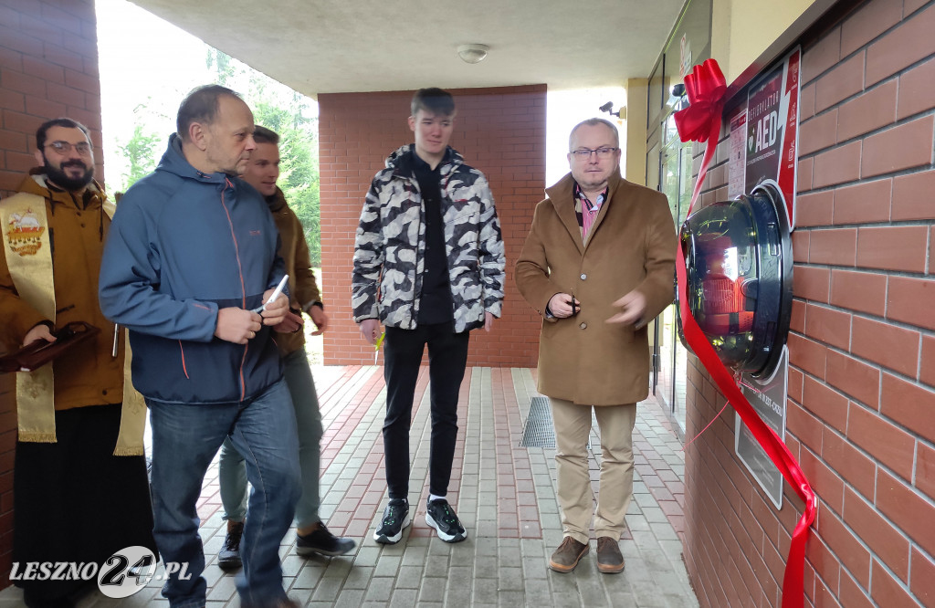 Defibrylator AED na ścianie 