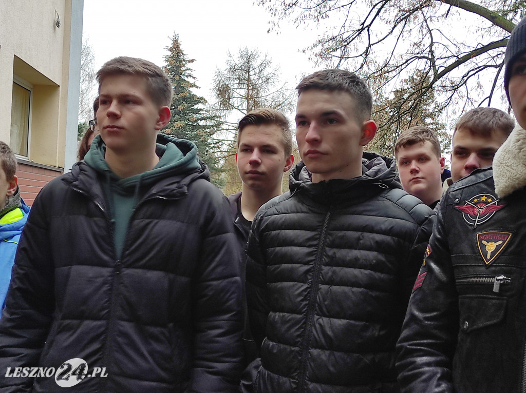 Defibrylator AED na ścianie 