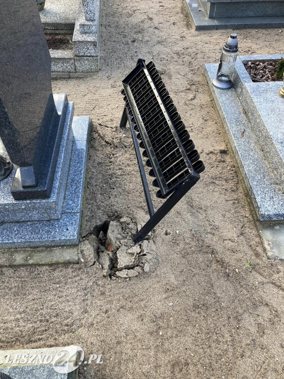 Zniszczenie grobów na cmentarzu w Świerczynie
