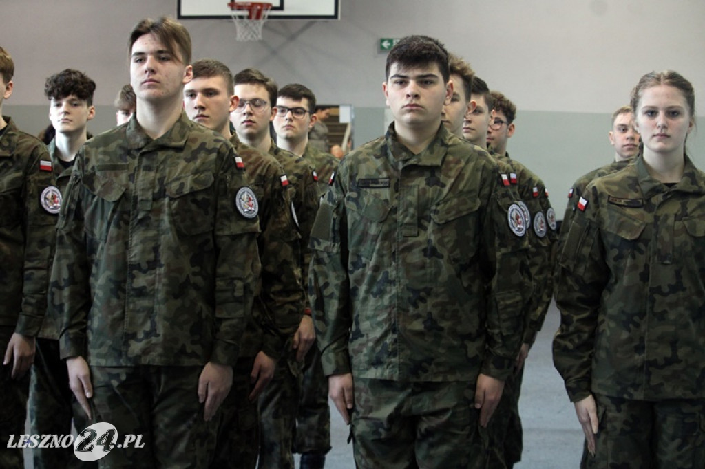 Pasowanie klas mundurowych w ZS nr 4