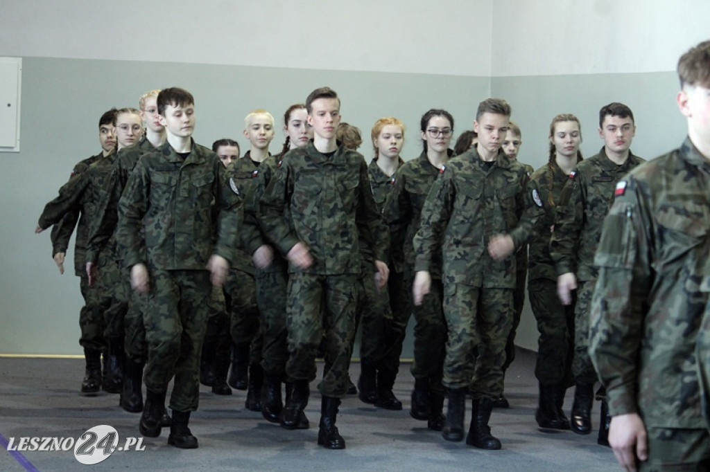 Pasowanie klas mundurowych w ZS nr 4