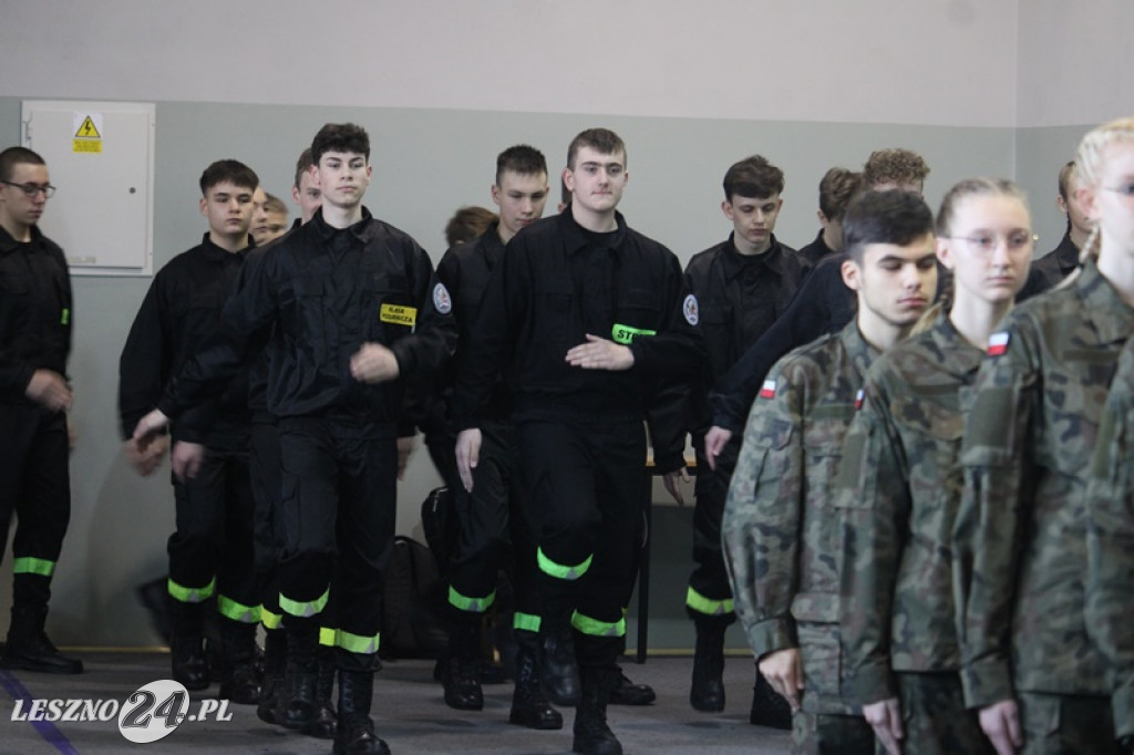 Pasowanie klas mundurowych w ZS nr 4
