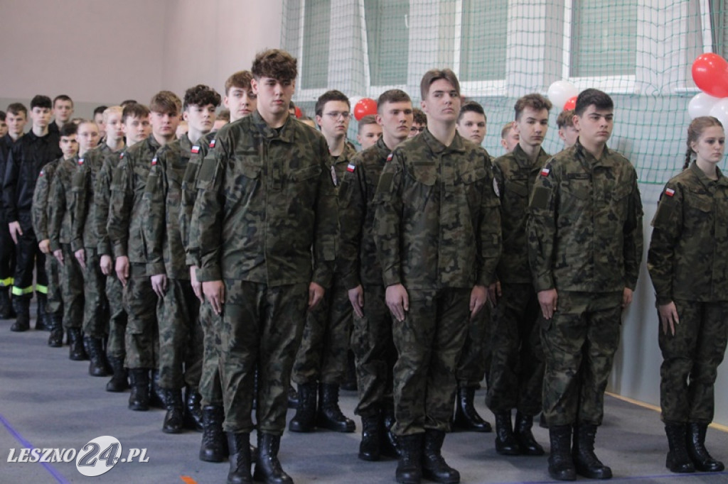 Pasowanie klas mundurowych w ZS nr 4