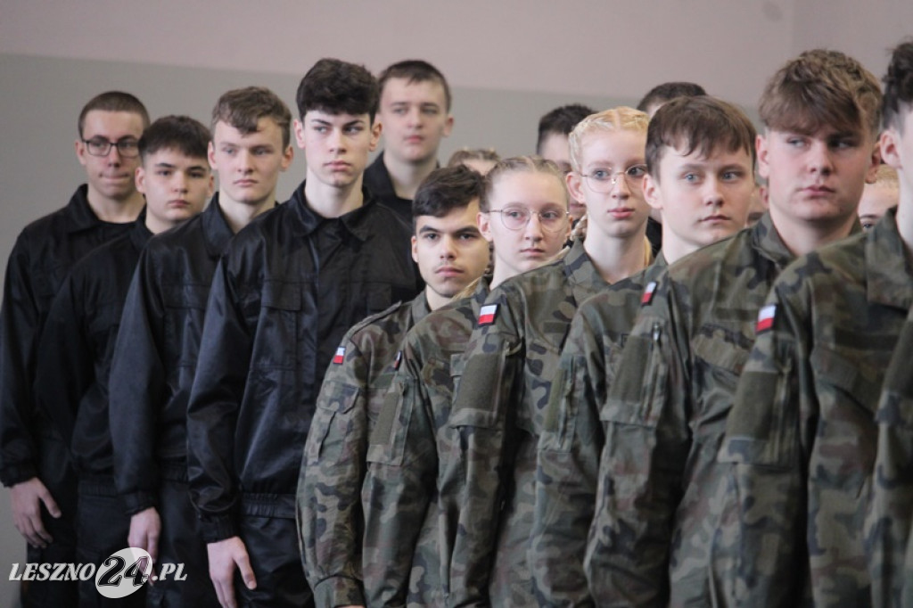 Pasowanie klas mundurowych w ZS nr 4