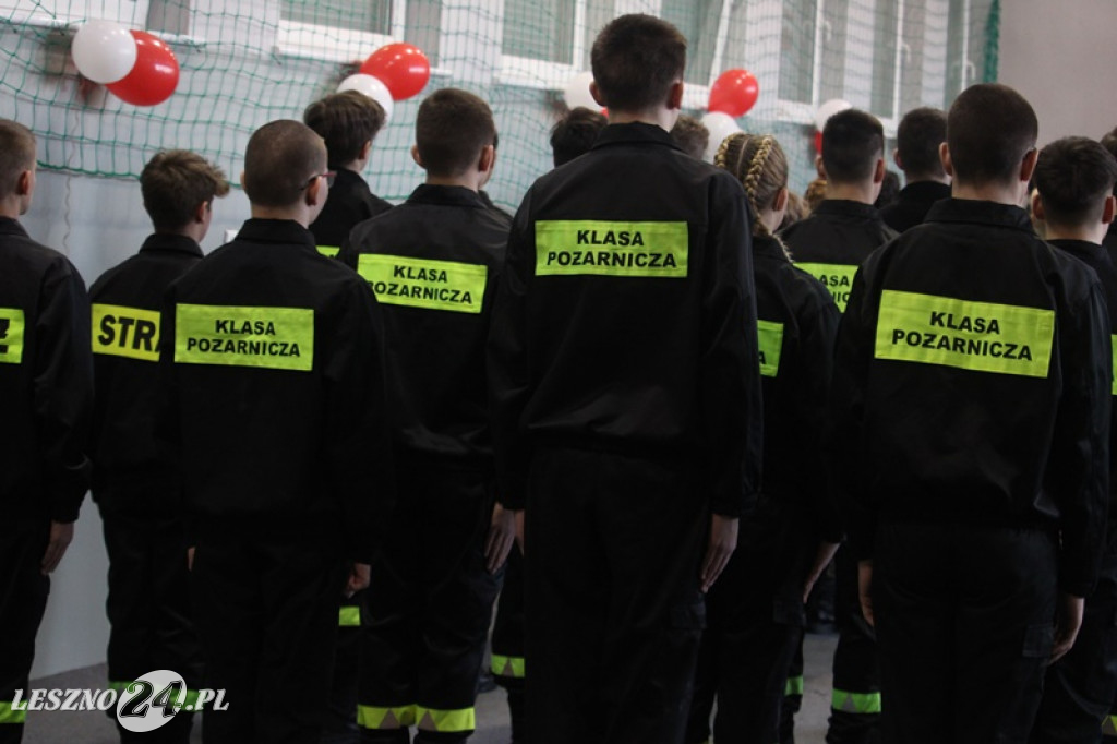 Pasowanie klas mundurowych w ZS nr 4