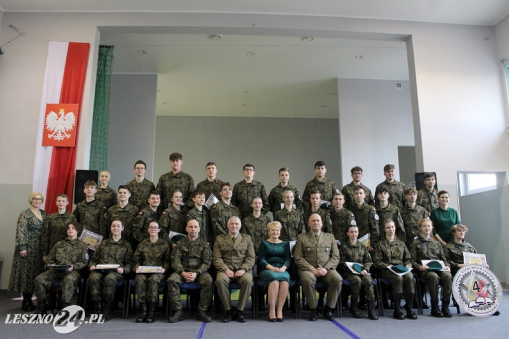 Pasowanie klas mundurowych w ZS nr 4