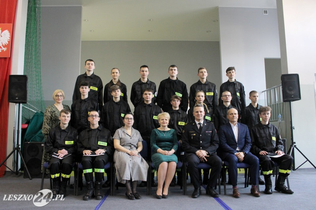 Pasowanie klas mundurowych w ZS nr 4