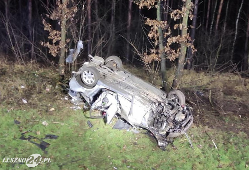 Audi wypadło z drogi i dachowało