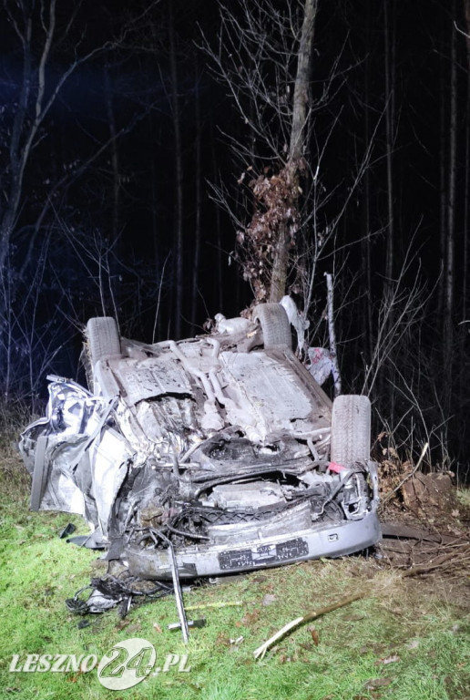 Audi wypadło z drogi i dachowało