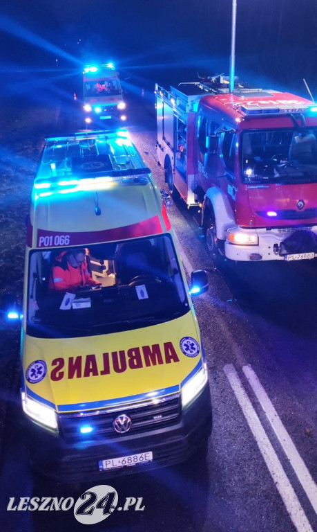 Audi wypadło z drogi i dachowało