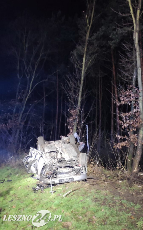 Audi wypadło z drogi i dachowało