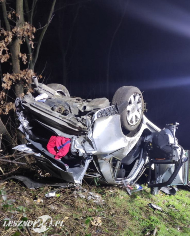 Audi wypadło z drogi i dachowało