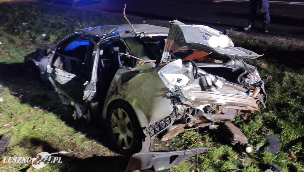 Audi wypadło z drogi i dachowało