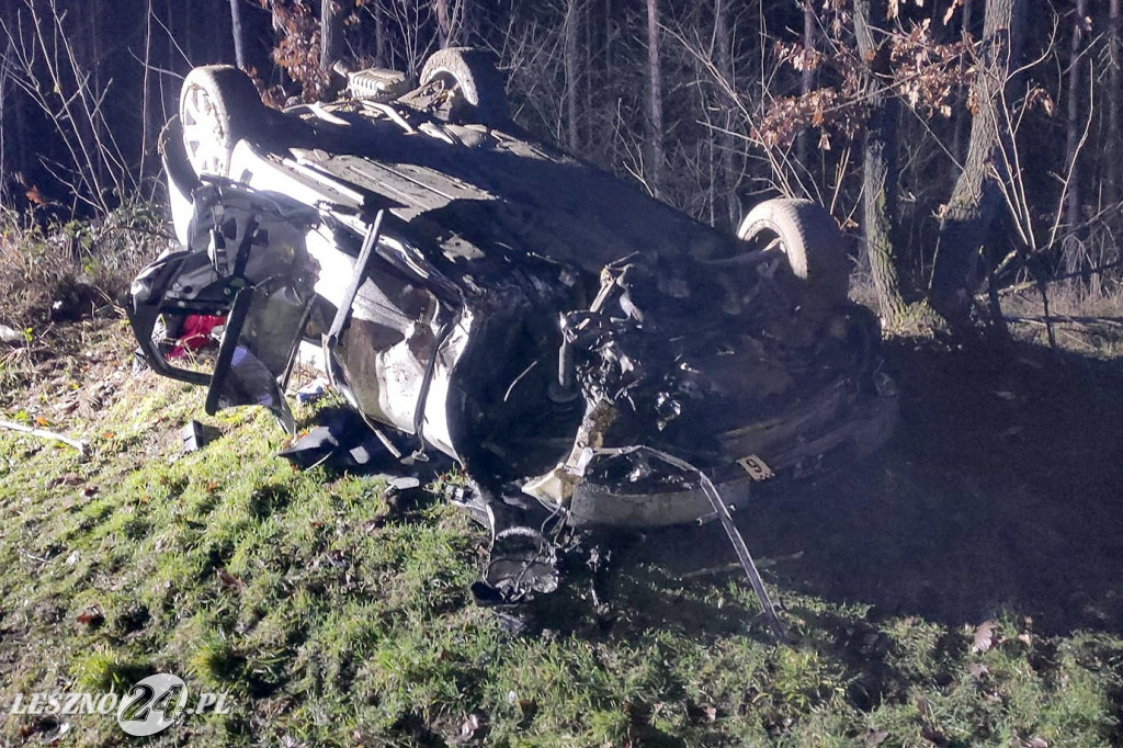 Audi wypadło z drogi i dachowało